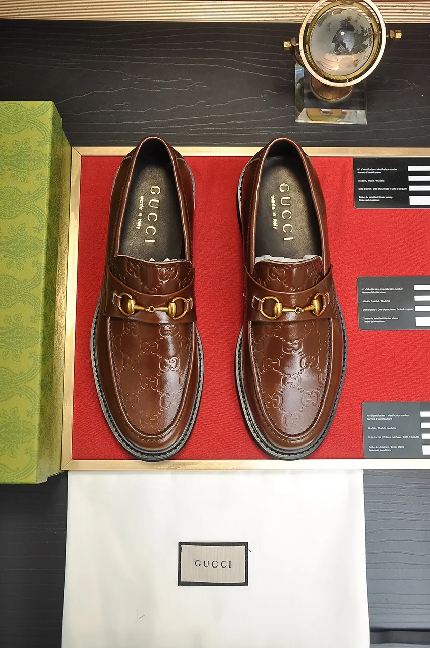 Men's shoes💰540💶Italy's top luxury men's shoe giant (GUCCI) (Gucci) (full cowhide lining) new arrival🍃Original European style🔰 Pleasant to the eye😍In order to make the shoes more durable and non-deformable🌀The production continues to follow traditional methods but there is still no lack of innovation💪Choose original sheepskin for the leather♻️ Smooth and natural And extra bright ⭐Made of imported cowhide, the first choice of rich people 38-45 (45 customized)